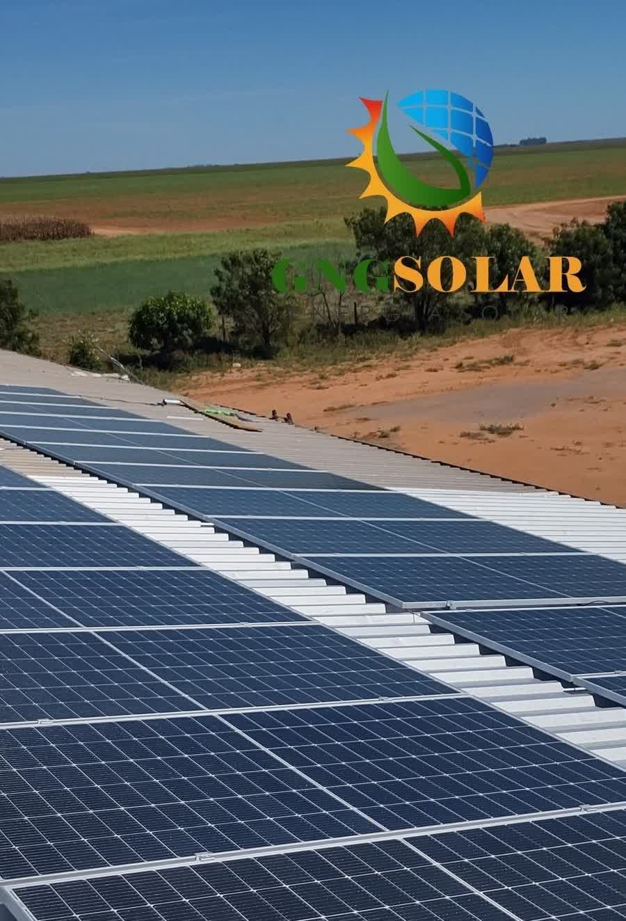 Painéis solares em galpão de fazenda no Oeste da Bahia