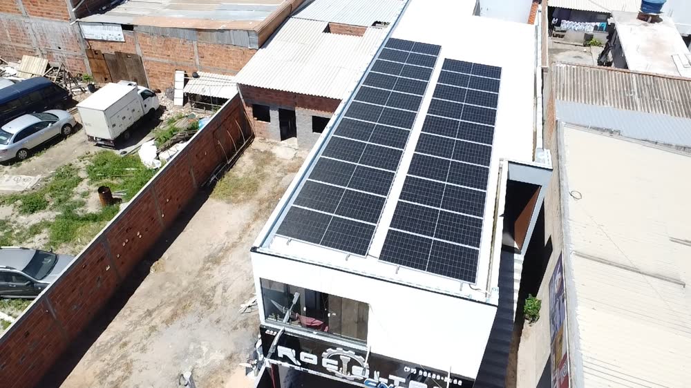 Instalação solar em prédio comercial vista de drone