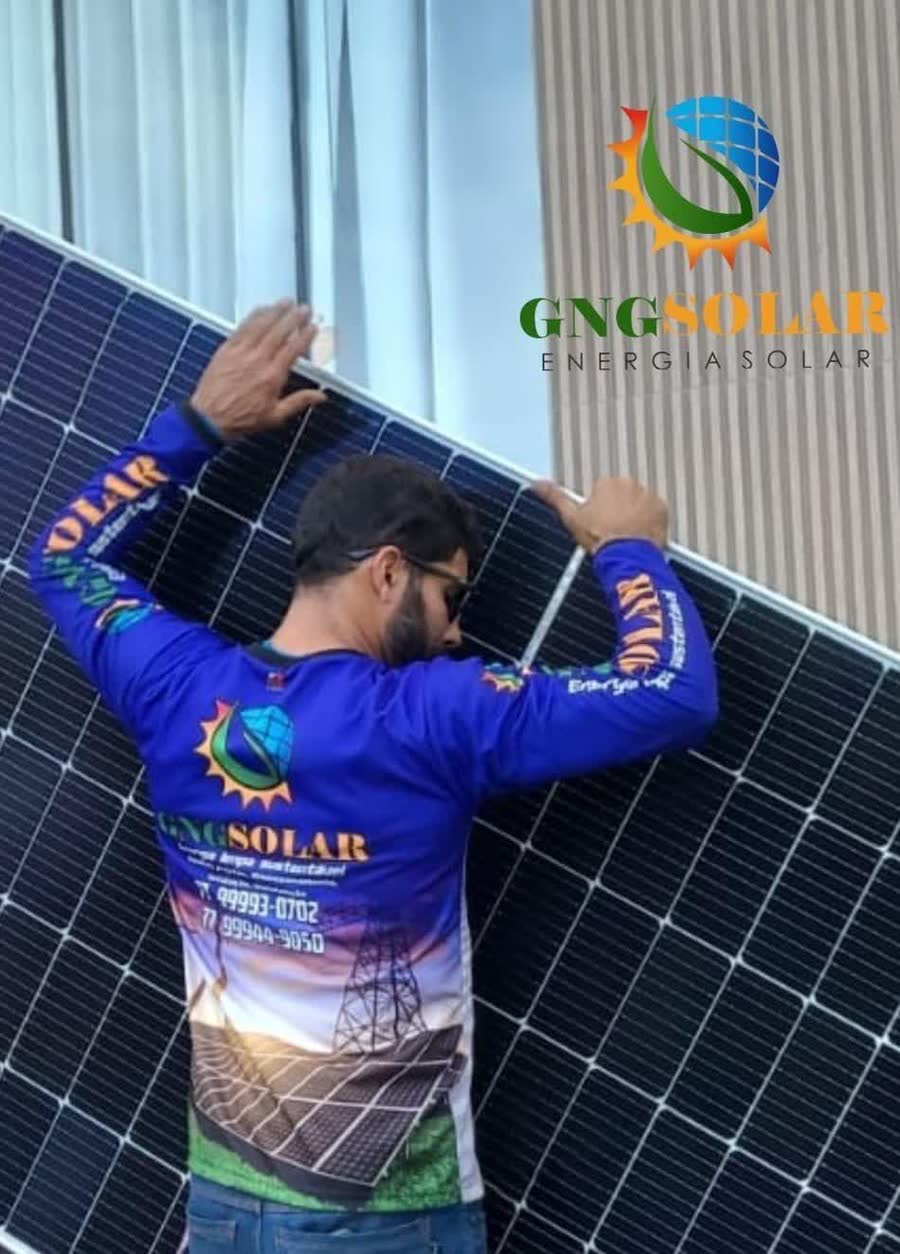 Instalador da GNG Solar posicionando painel solar