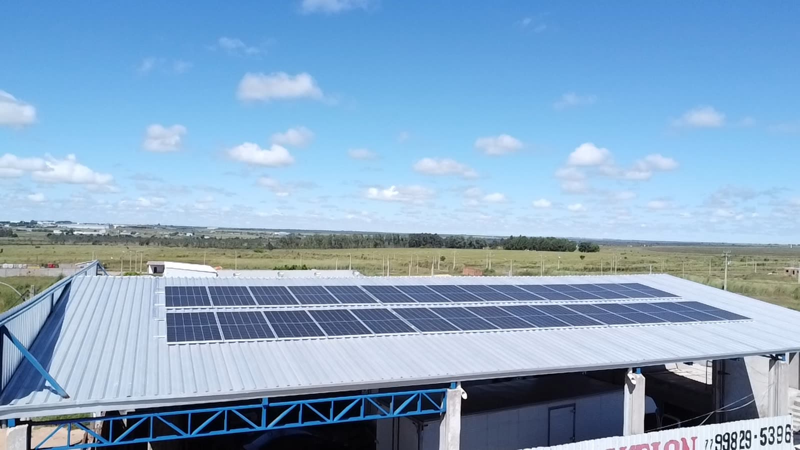 Instalação comercial de grande porte vista de drone
