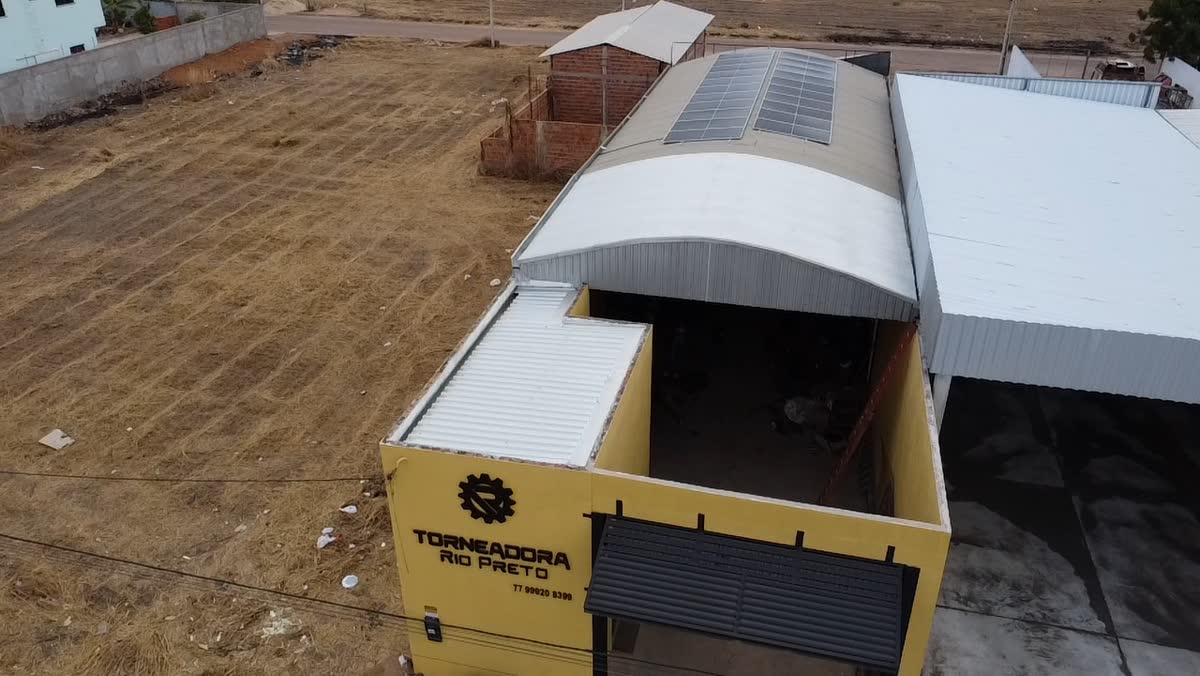 Instalação solar em oficina, foto de drone
