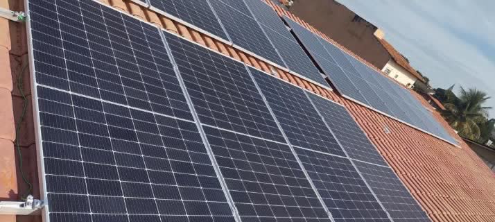 Painéis solares instalados em telhado residencial